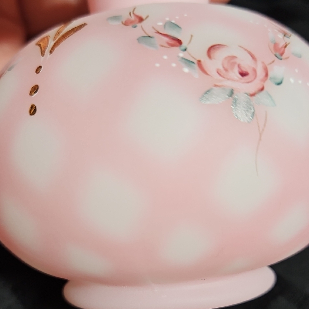 Exquisite Fenton Handpainted Diamond Rose Quilted w/Heart Stopper Perfume Bottle - Picture 13 of 16